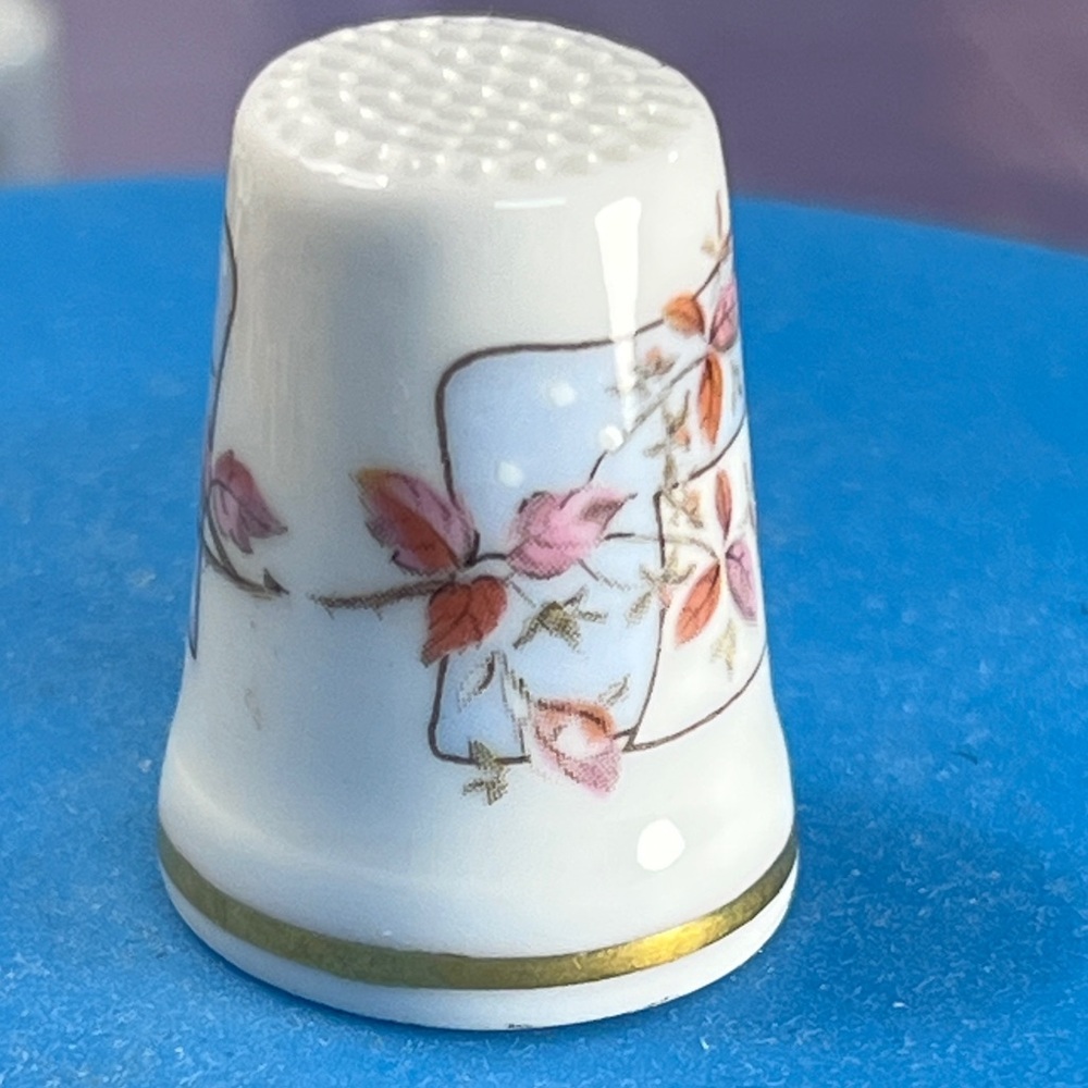 Royal Doulton Winter Porcelain Thimble with Gold Trim - Picture 3 of 6